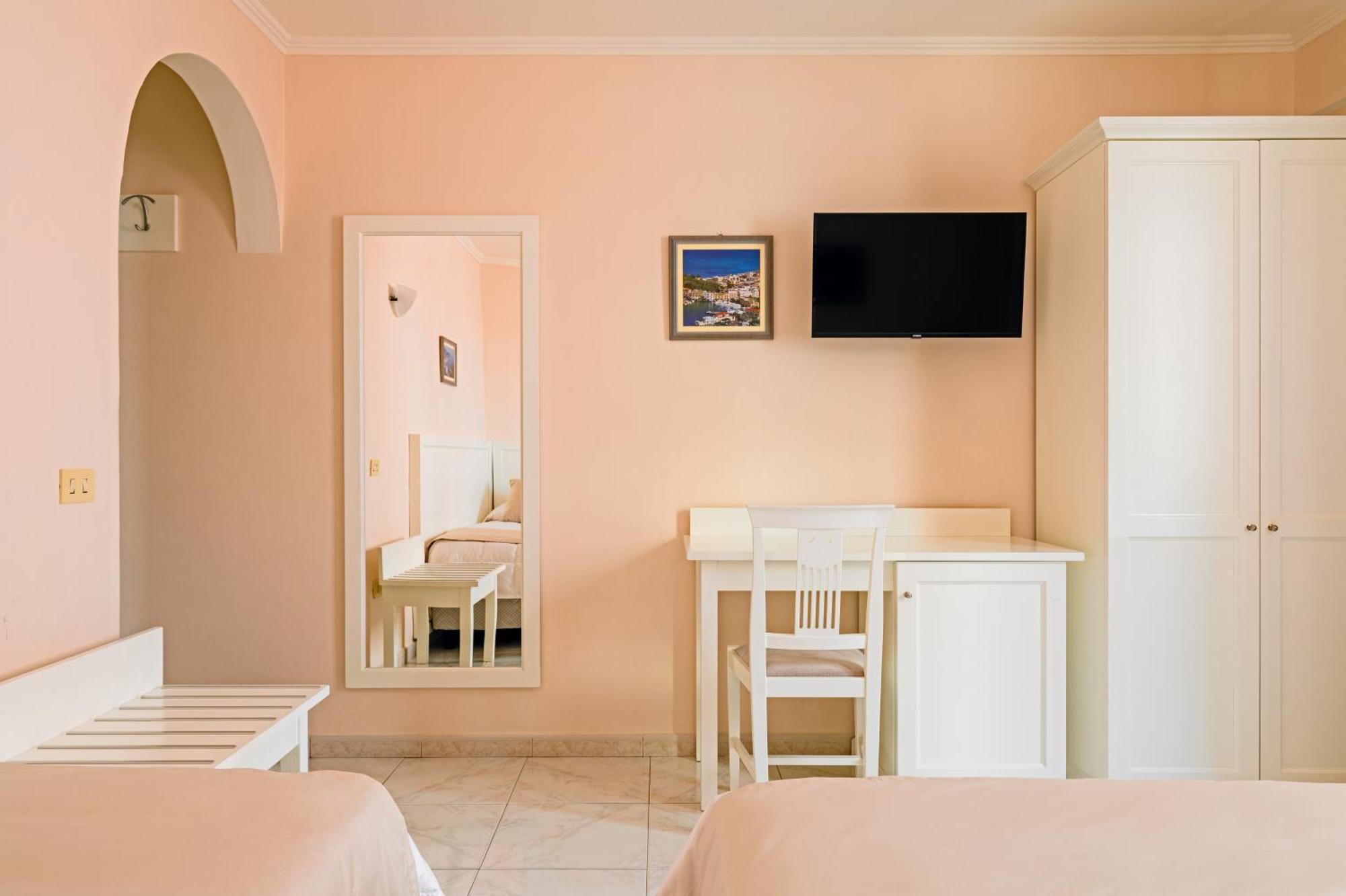 Hotel Da Raffaele Иския Екстериор снимка