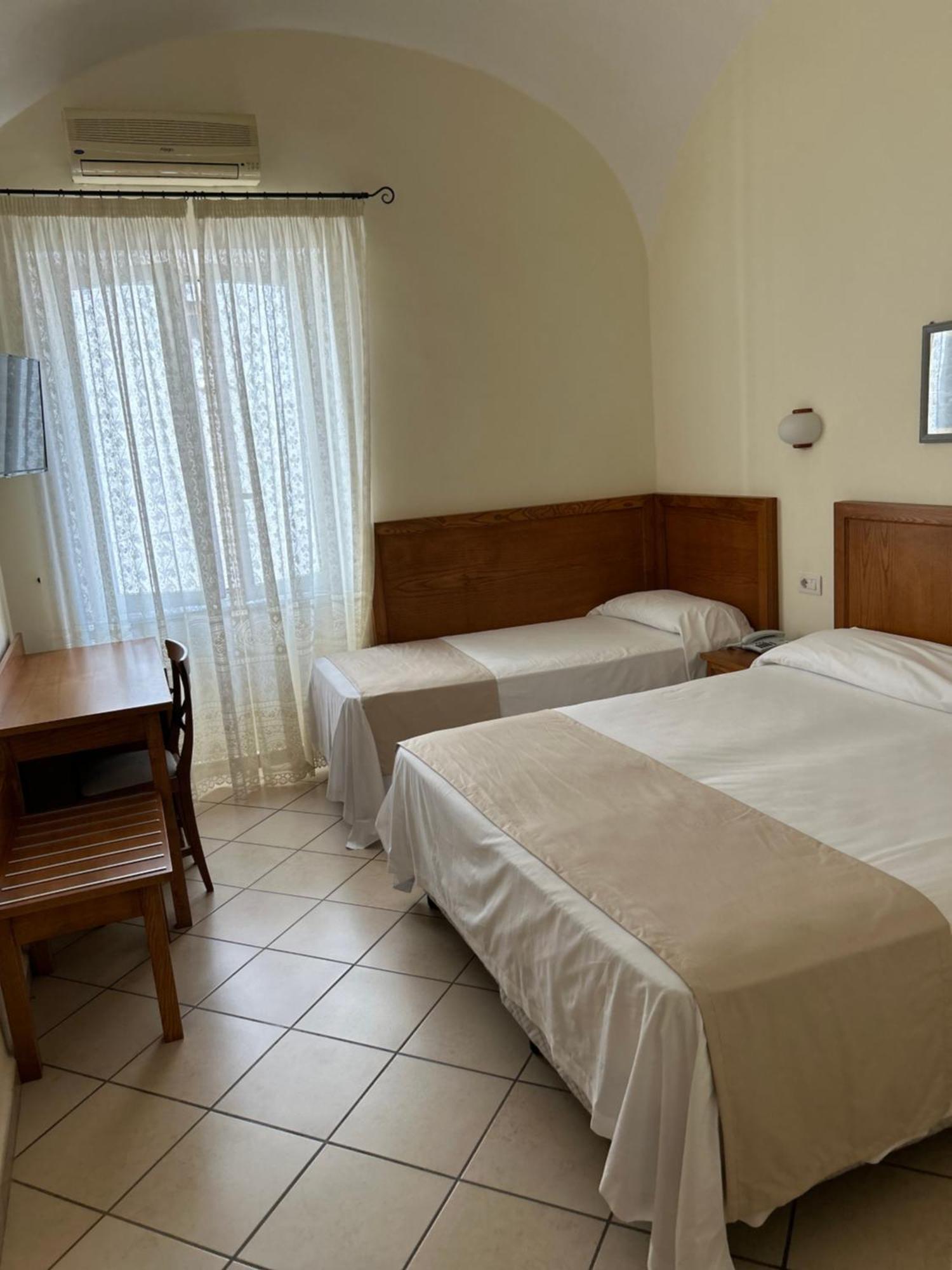 Hotel Da Raffaele Иския Стая снимка