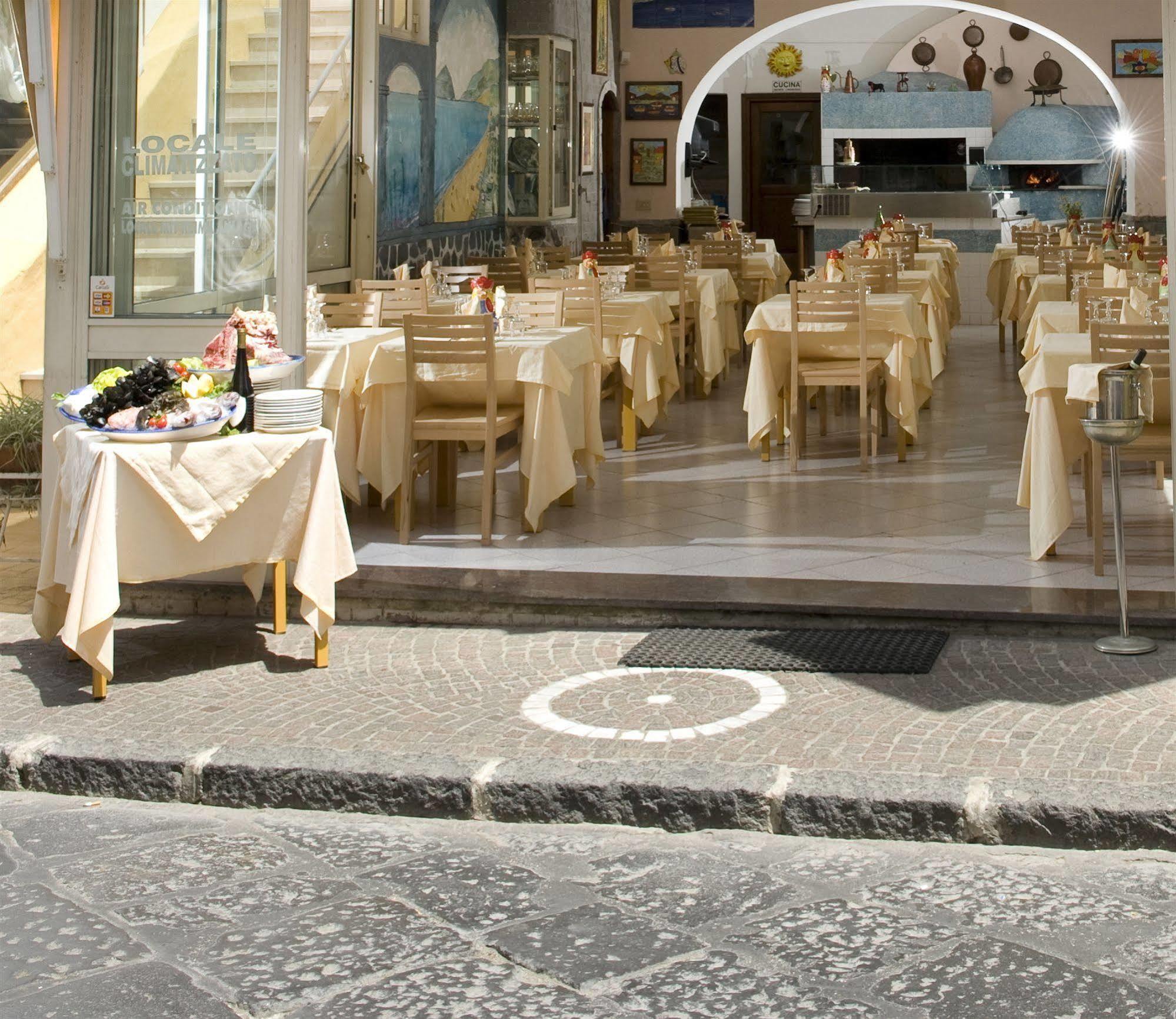Hotel Da Raffaele Иския Екстериор снимка